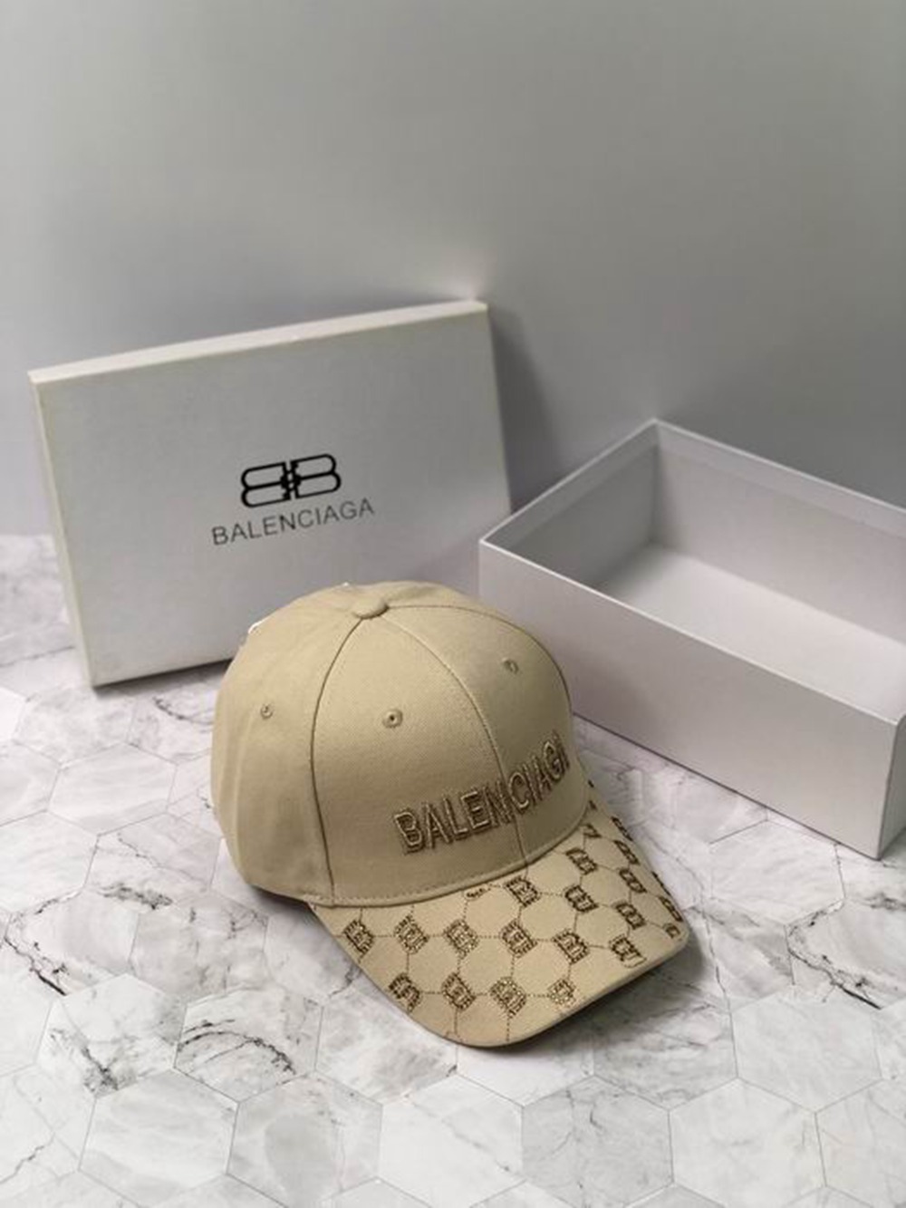 Ba*len*cia*ga hat